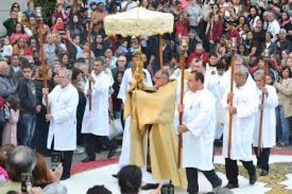 Por que os sacerdotes saem com o Santíssimo às ruas?