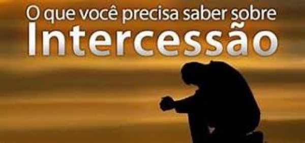 Como é feita a intercessão de Maria a Deus?